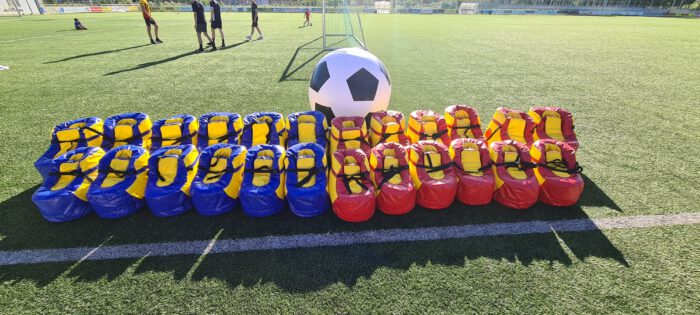 Reuze voetbal schoenen met reuze voetbal