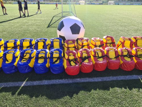 Reuze voetbal schoenen met reuze voetbal