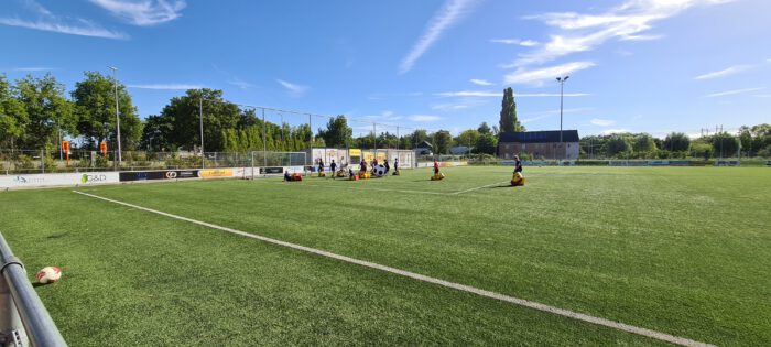 Voetbal met reuze voetbal schoenen