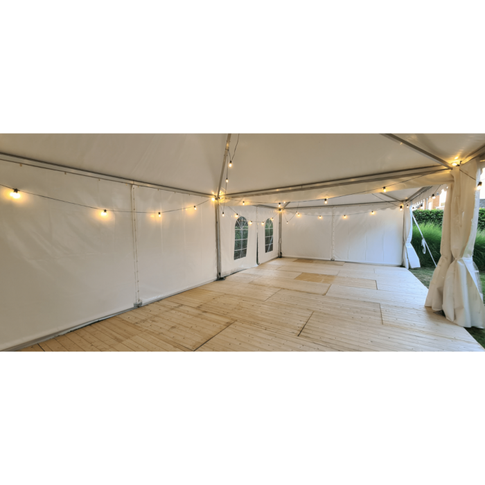 Feesttent met verlichting