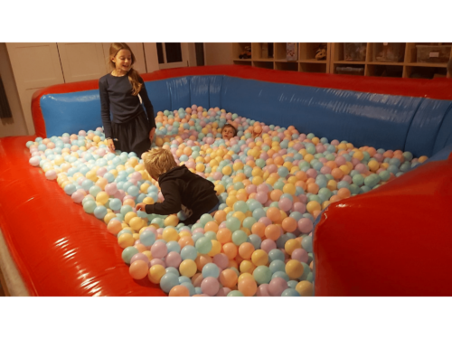 Spelend in een ballenbad