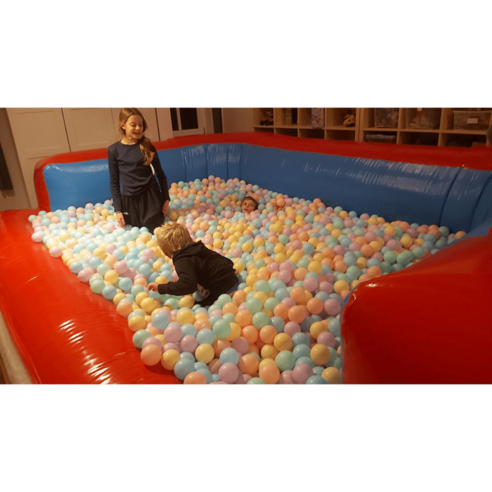 Spelend in een ballenbad